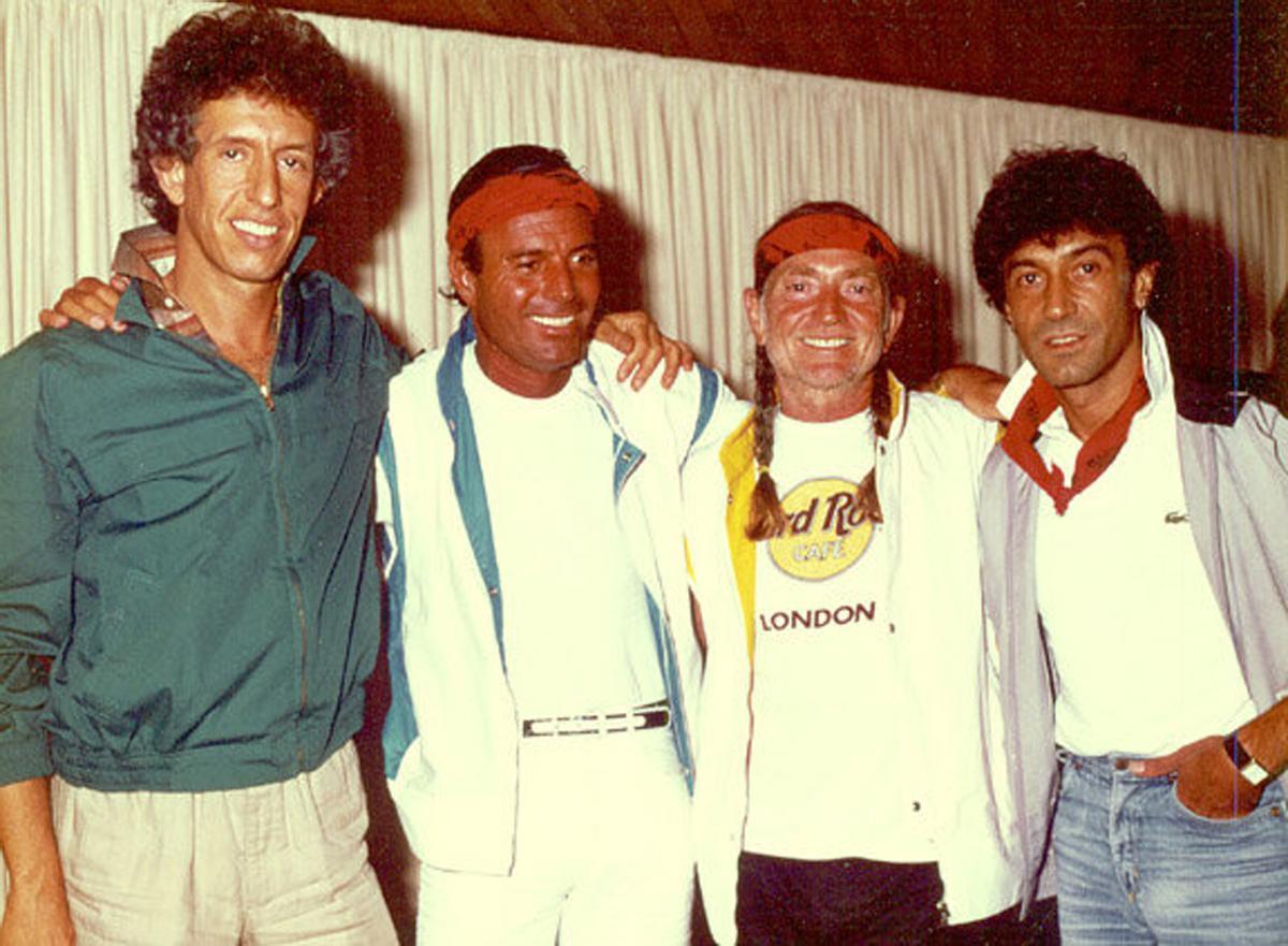 Julio Iglesias, con el productor Richard Perry a su derecha y los músicos Willie Nelson y Albert Hammond a su izquierda, en los años 80.