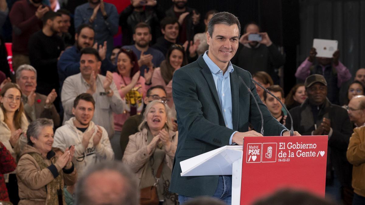 Pedro Sánchez saca pecho del impuesto a la banca la misma semana que esta anuncia beneficios récord