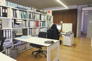 Reforma interinos: una empleada municipal trabaja en las oficinas de la Concejalía de Urbanismo en Ourense. 