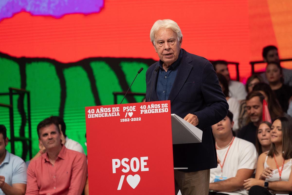 El expresidente del gobierno Felipe González dirigiéndose al público en el acto organizado por el PSOE. Francisco J. Olmo