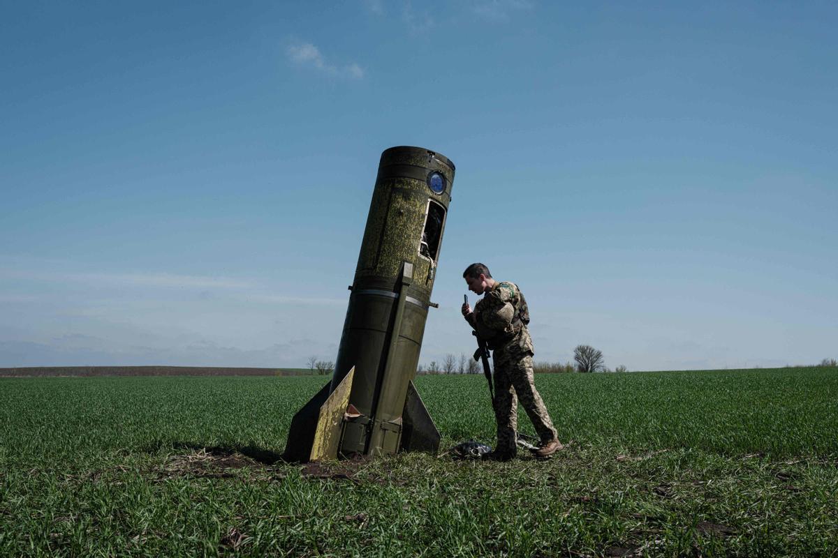 25 de abril de 2022.- Un soldado ucraniano contempla los restos de un misil balístico ruso