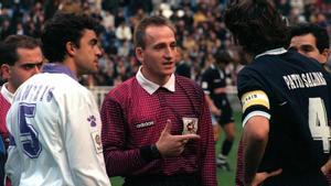 El árbitro López López con los capitanes de Madrid (Sanchís) y Celta (Salinas) durante la huelga arbitral de 1997.
