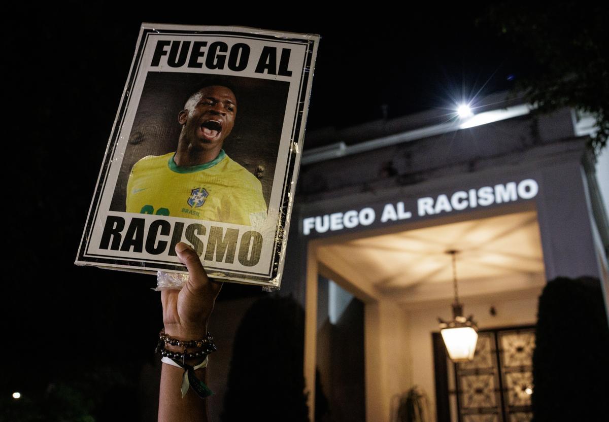 Manifestantes contra el racismo protestan en el Consulado español en Sao Paulo.