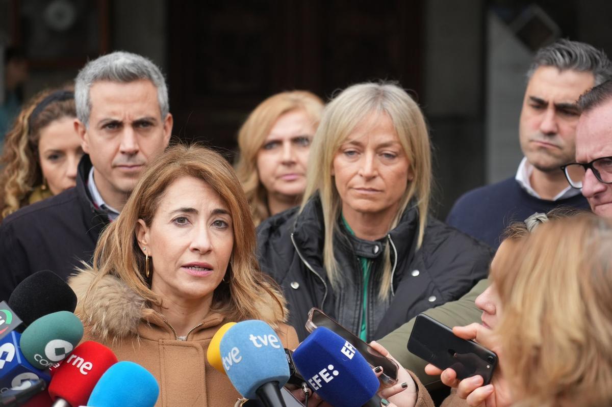 La ministra de Transportes anuncia "ceses inminentes" por el error en los trenes para Cantabria