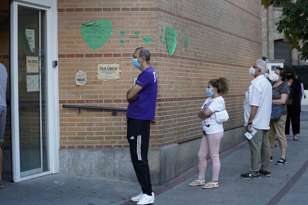 Colas a la entrada de un centro de salud en Madrid en la pandemia. 