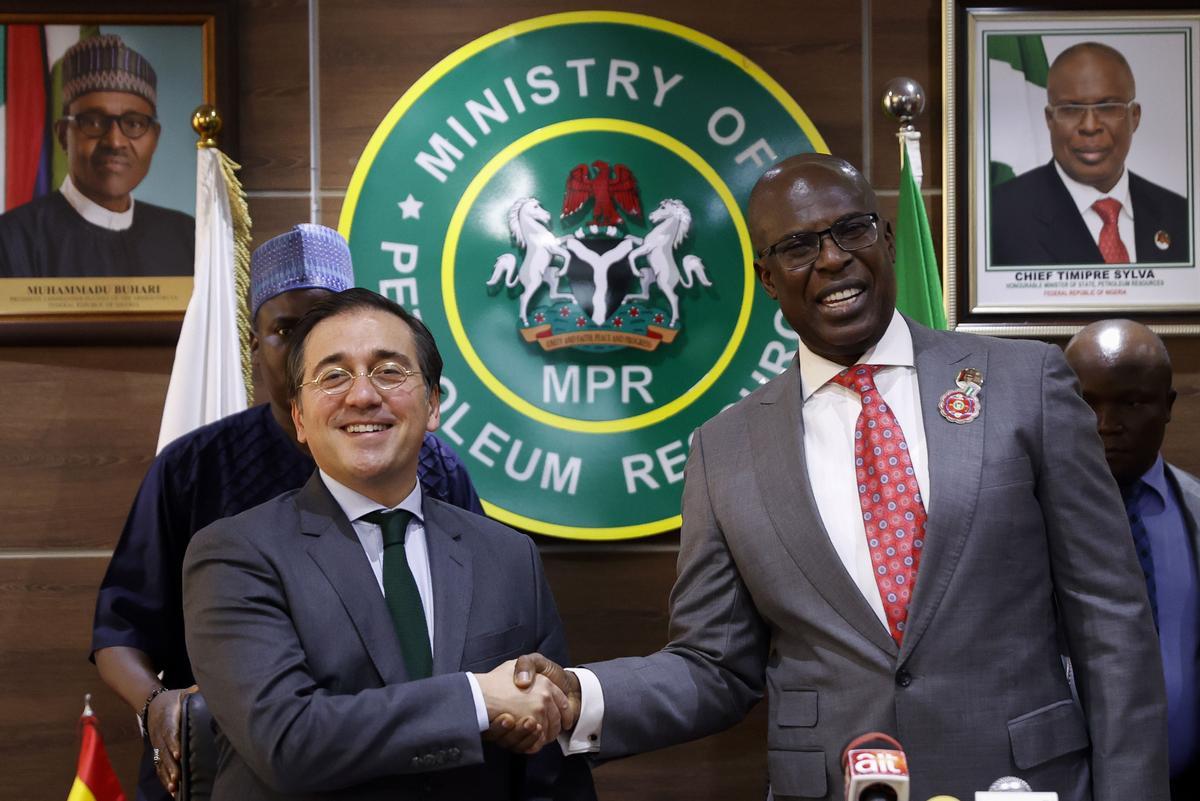 El ministro español de Asuntos Exteriores, José Manuel Albares (i), durante su reunión con el ministro de Petróleo de Nigeria, Timipre Sylva (d), este jueves en Abuya.