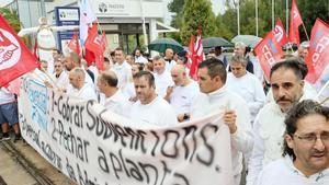 Trabajadores de la antigua filial de Faurecia, ahora Madera Fiber Technologies, en una protesta ante la planta (O Porriño).