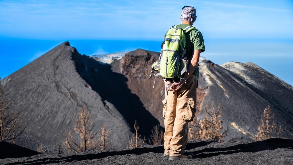 Un hombre observa el volcán de Cumbre Vieja, en La Palma, ya sin desprender lava.