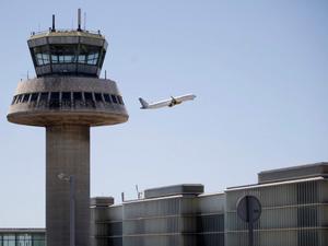 Un avión despega de terminal 1 del aeropuerto de El Prat.