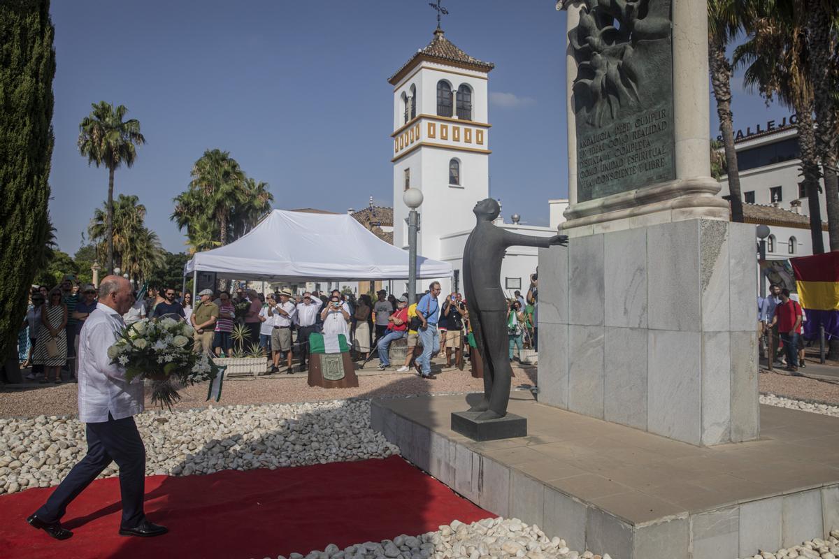Monumento a Blas Infante rodeado de flores durante el acto por el 86 aniversario del asesinato de Blas Infante. 