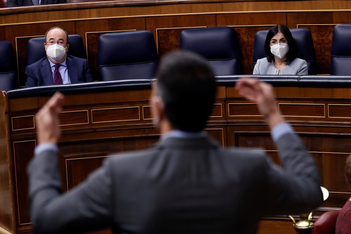 Pedro Sánchez, de espaldas, entre Miguel Iceta y Carolina Darias en el Congreso de los Diputados.