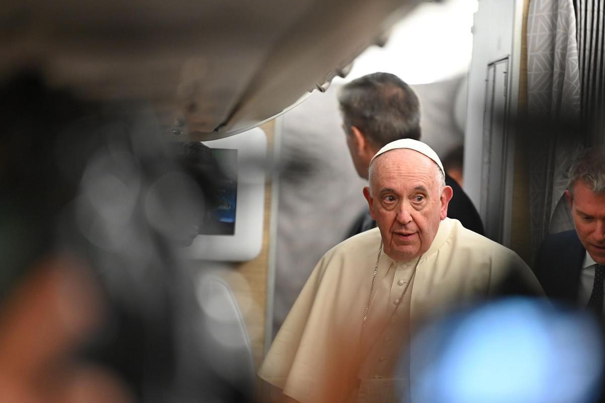 El Papa Francisco en el vuelo de regreso a Roma tras su viaje a Canadá.