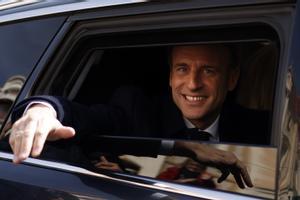 El presidente francés y candidato a la reelección Emmanuel Macron a su llegada a un colegio electoral de la localidad de Le Touquet.