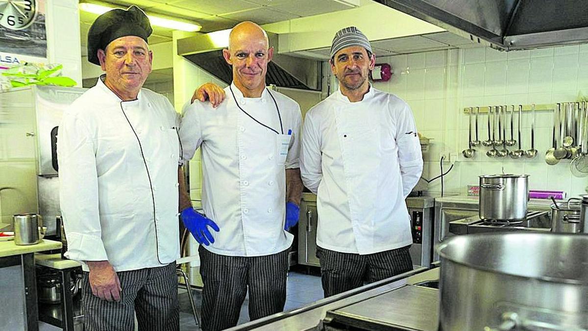 Javier Prieto, Nacho Cuervo Arango y Diego Mejías, en las cocinas del Hospital de Avilés. 