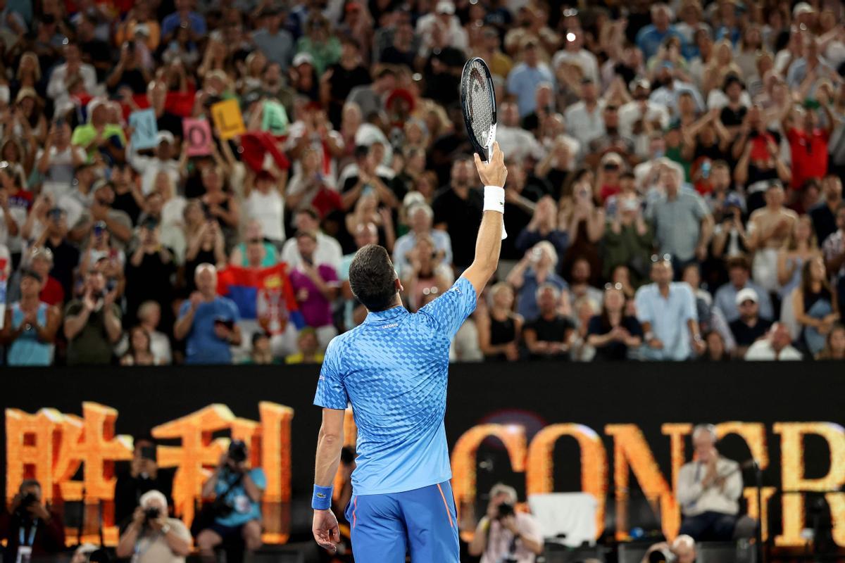 Djokovic celebra su victoria ante De Minaur en cuarta ronda del Open de Australia.