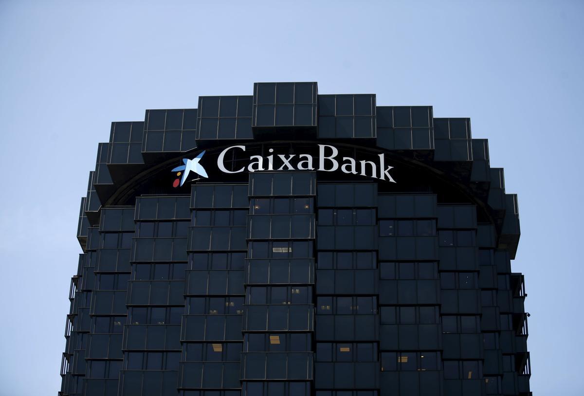 Logo de Caixabank en la torre de sus oficinas centrales de Barcelona.
