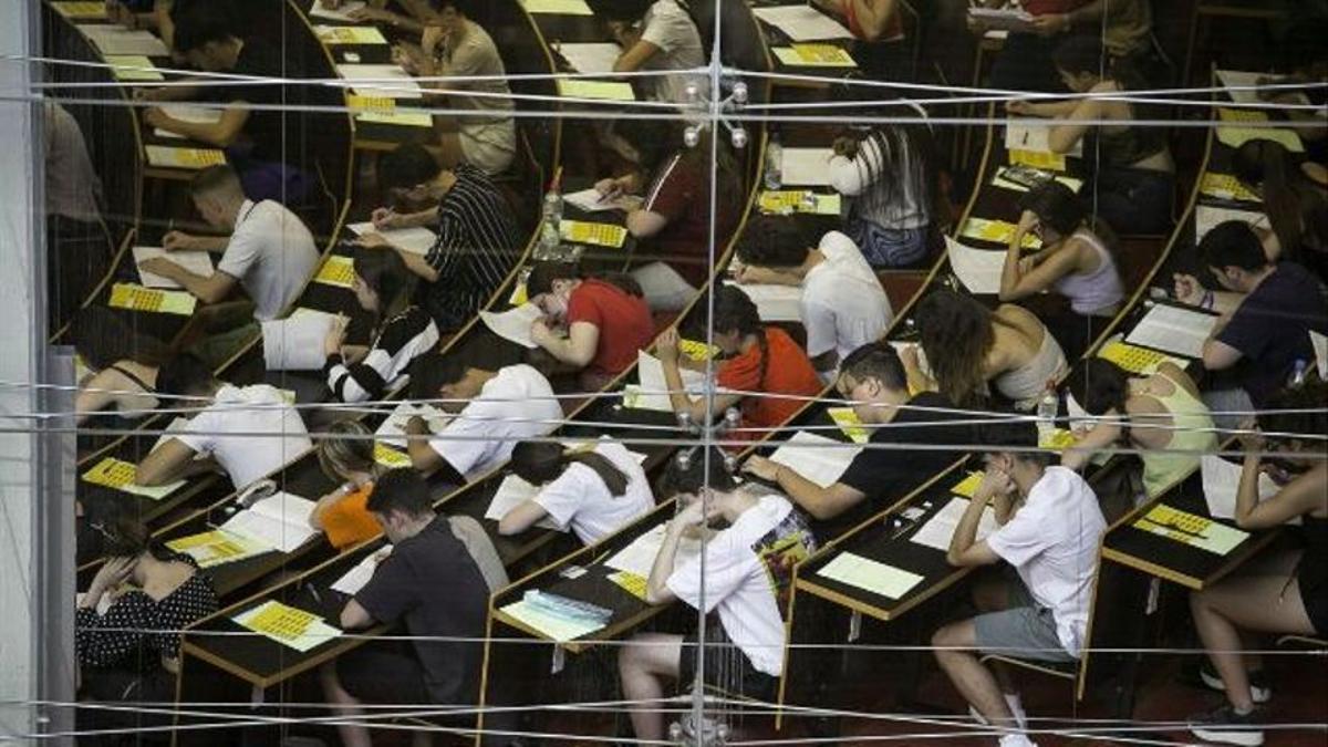 Alumnos realizando los exámenes de selectividad, la semana pasada en Barcelona.