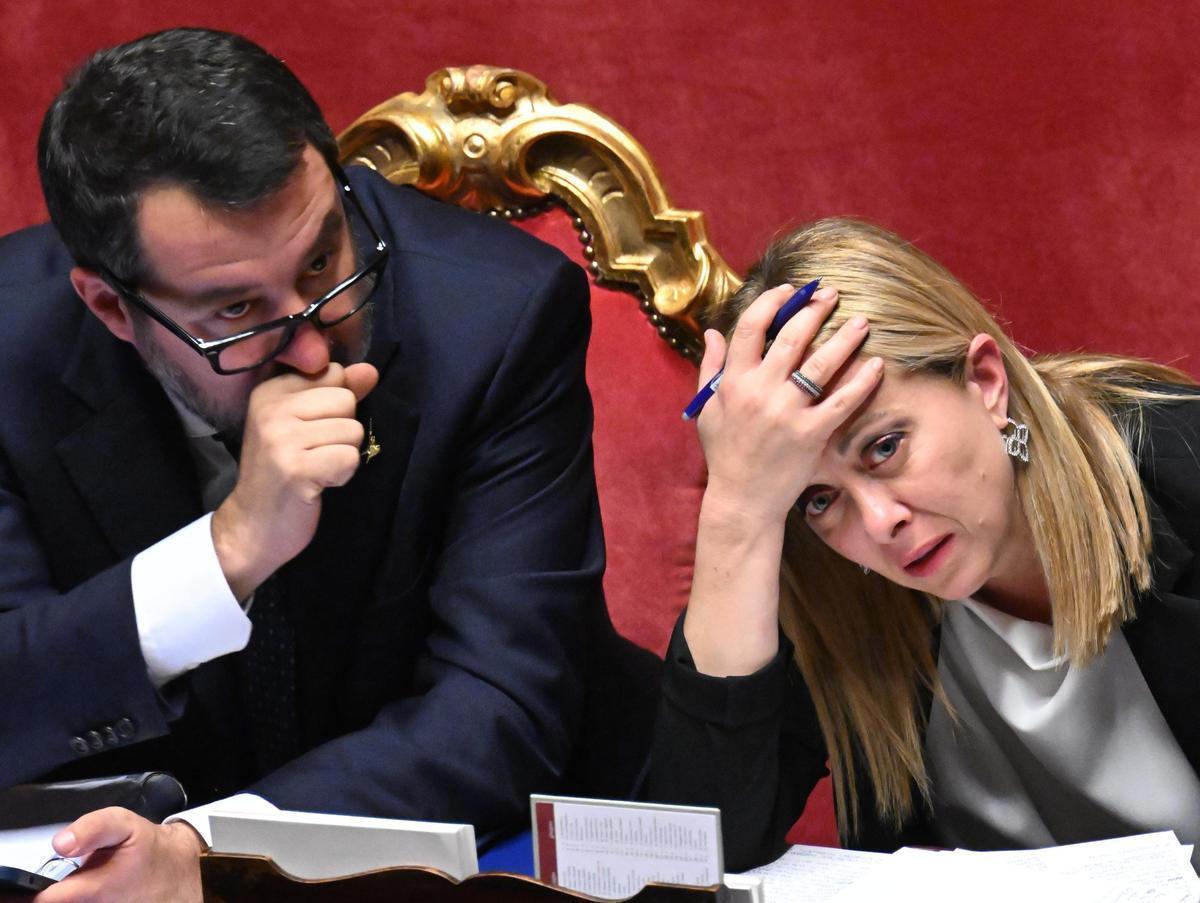 La primera ministra italiana, Giorgia Meloni, y el ministro de Infraestructuras y Transporte, Matteo Salvini, durante un debate en el Senado.