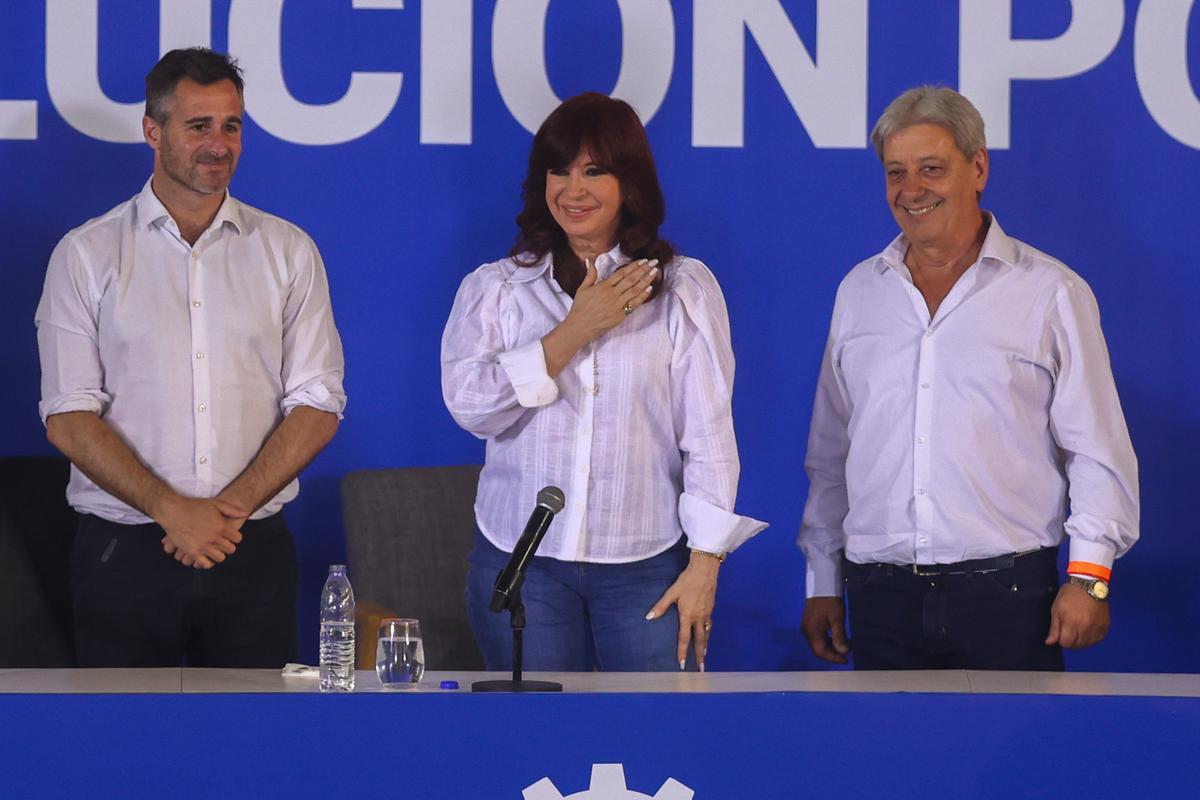 La expresidenta de Argentina, Cristina Fernández, junto al Intendente de Pilar, Federico Aschaval, y el líder de la UOM, Anel Furlam en Buenos Aires.