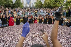  Pulpeiras y pulpeiros de O Carballiño preparan este martes, en la Plaza Mayor, una nueva tapa gigante de pulpo para batir un nuevo récord mundial. 