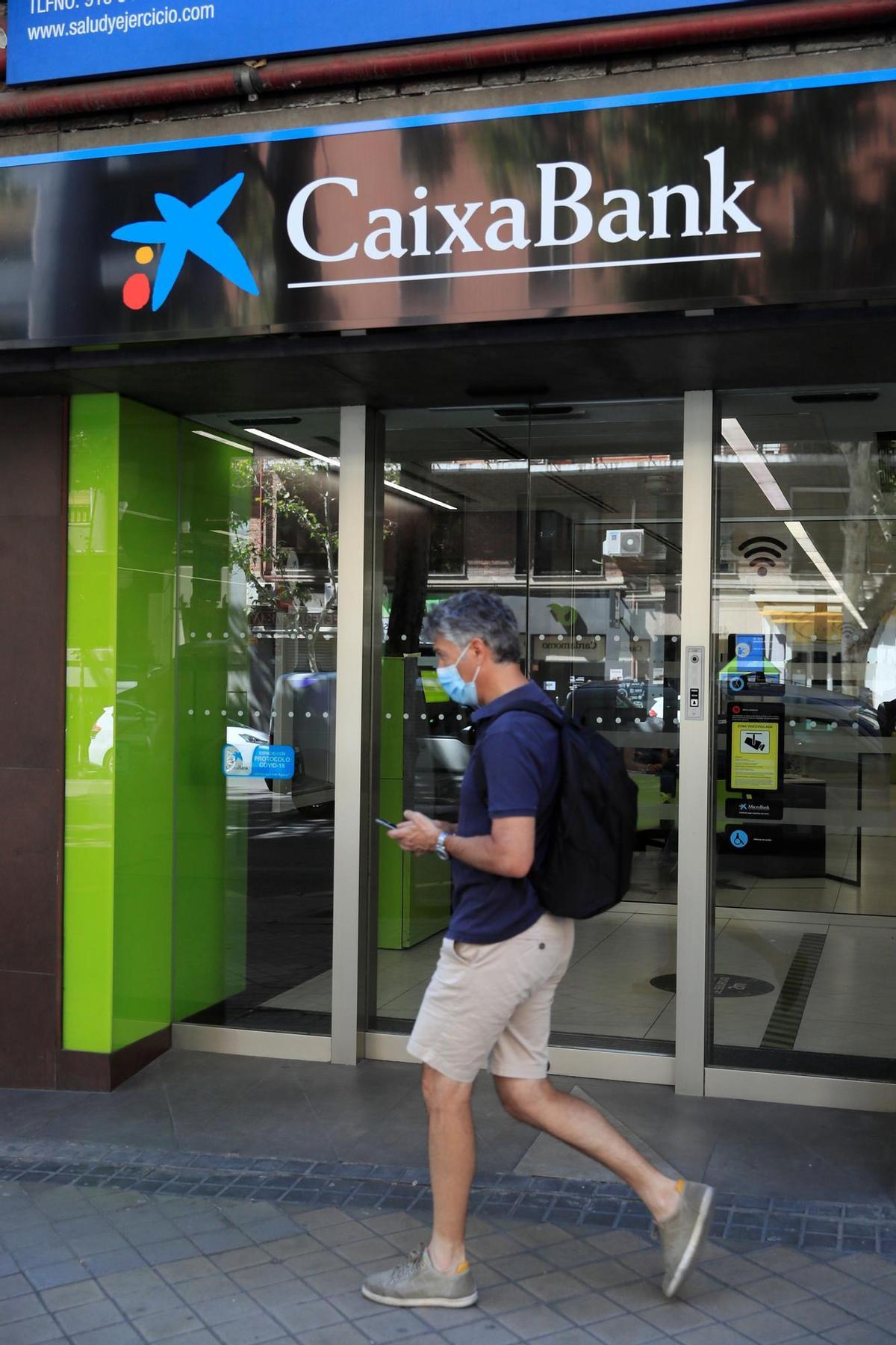 MADRID, 06/08/2021.- Sucursal de CaixaBank, este viernes, en Madrid. EFE/Fernando Alvarado