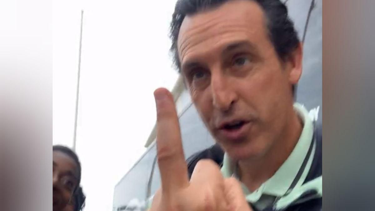La peineta de Emery a los hinchas británicos que se burlaban de él La peineta de Emery a los hinchas británicos que se burlaban de él
