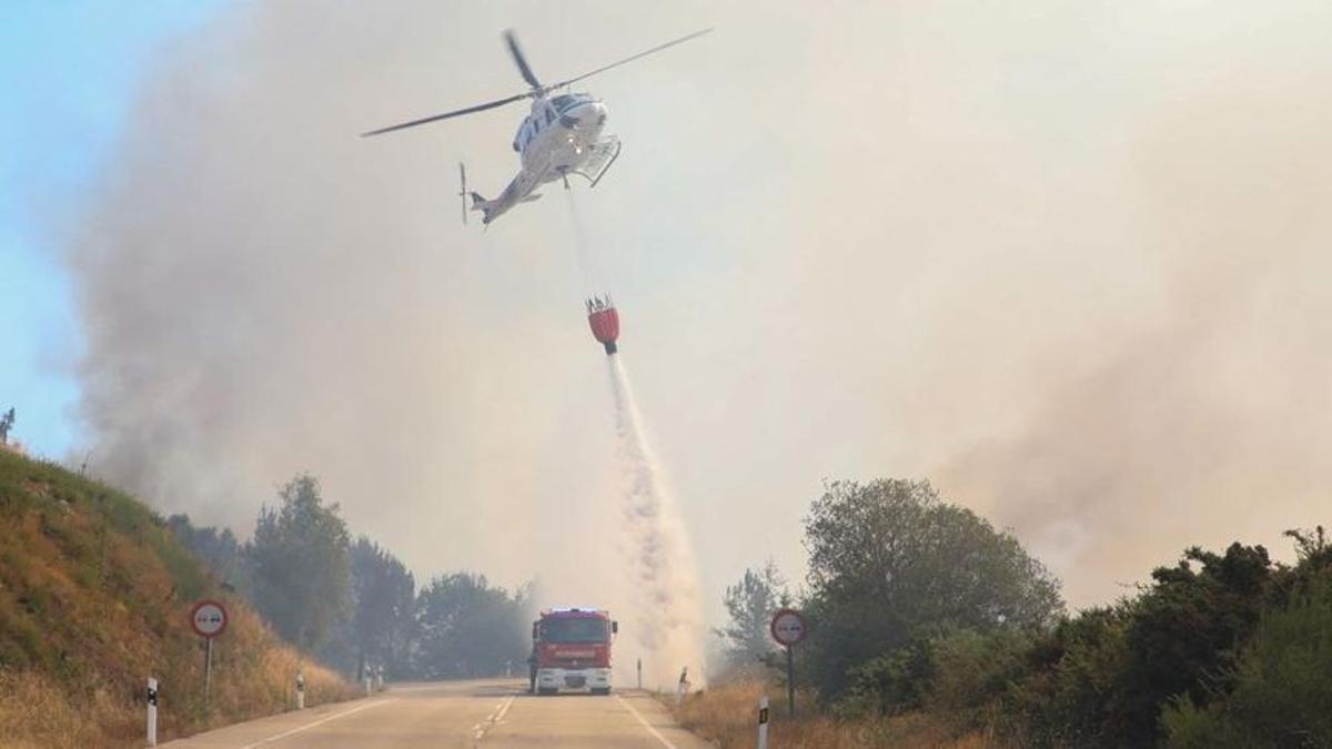 "Controlados" los fuegos en Galicia tras quemar más de 400 hectáreas y cortar carreteras