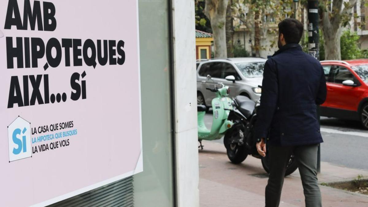 Una publicidad de hipotecas en una entidad financiera en València.