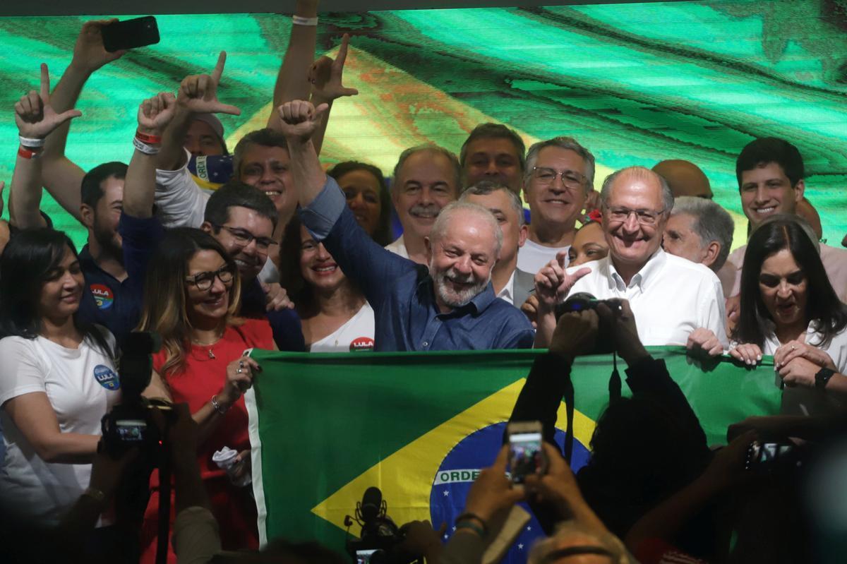 Lula festeja su victoria ante sus partidarios.