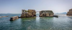 ¿Te atreves a atravesar el puente de Gaiola, la isla maldita de Italia?
