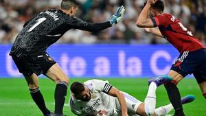 Benzema cae ante Sergio Herrera y David García, este domingo en el Bernabéu.