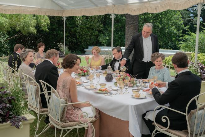 Sirviendo a los señores: una escena de ’Downton Abbey: una nueva era’ la segunda película realizada a partir de la serie. 