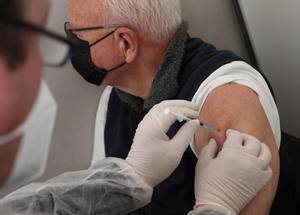 Europa pide una vacuna de refuerzo para adultos, priorizando los mayores de 40