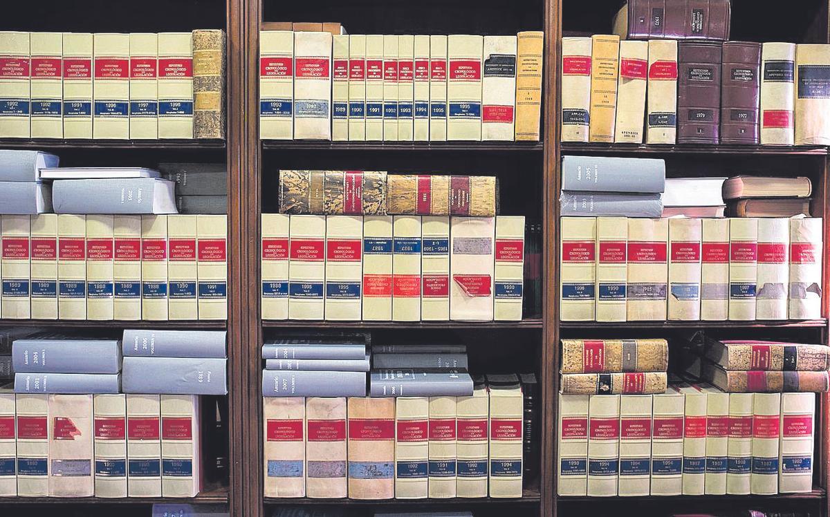 Una estantería repleta de libros de leyes del marco legislativo español