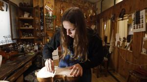 Andrea del Valle, la joven luthier ovetense que continúa con la saga familiar: Nací en el taller y quiero seguir aquí.