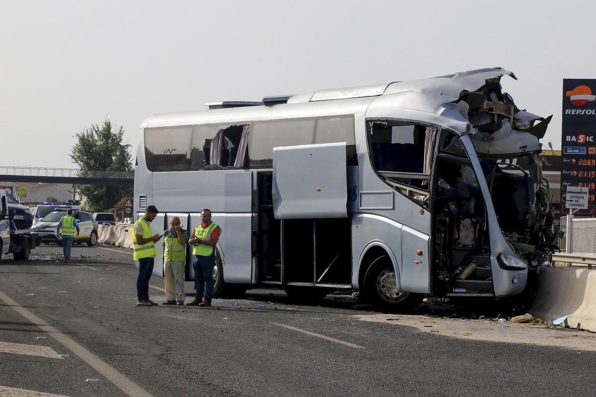 El choque de dos autobuses y un turismo en Granada causa la muerte de una persona