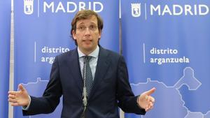 El alcalde de Madrid, José Luis Martínez-Almeida, interviene durante una visita al Centro Dotacional Integrado de Arganzuela
