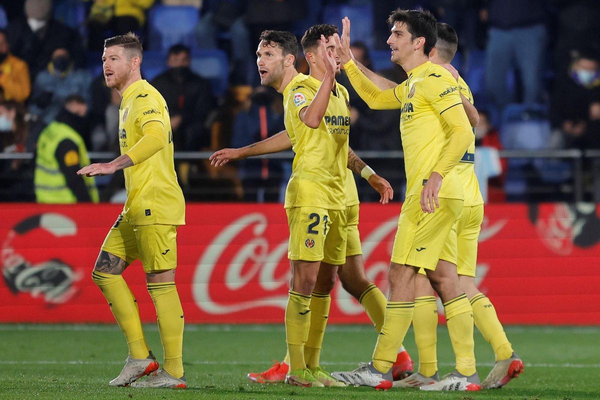 VILA-REAL, 21/12/2021.- El delantero del Villarreal Gerard Moreno (d) celebra con sus compañeros tras marcar el 5-2 durante el partido de Liga que este martes disputan en el estadio de La Cerámica, en Villarreal. EFE/ Doménech Castelló VILA-REAL, 21/12/2021.- El delantero del Villarreal Gerard Moreno (d) celebra con sus compañeros tras marcar el 5-2 durante el partido de Liga que este martes disputan en el estadio de La Cerámica, en Villarreal. EFE/ Doménech Castelló