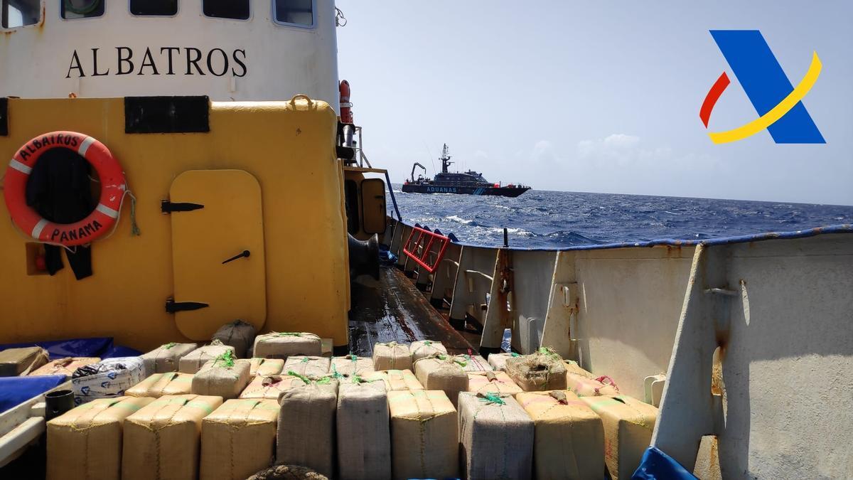 Muere un agente aduanero al tratar de abordar un velero cargado con droga al oeste de Canarias