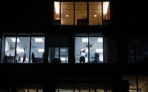 Consultores trabajando hasta altas horas de la noche, en un edificio de la avenida Diagonal de Barcelona.