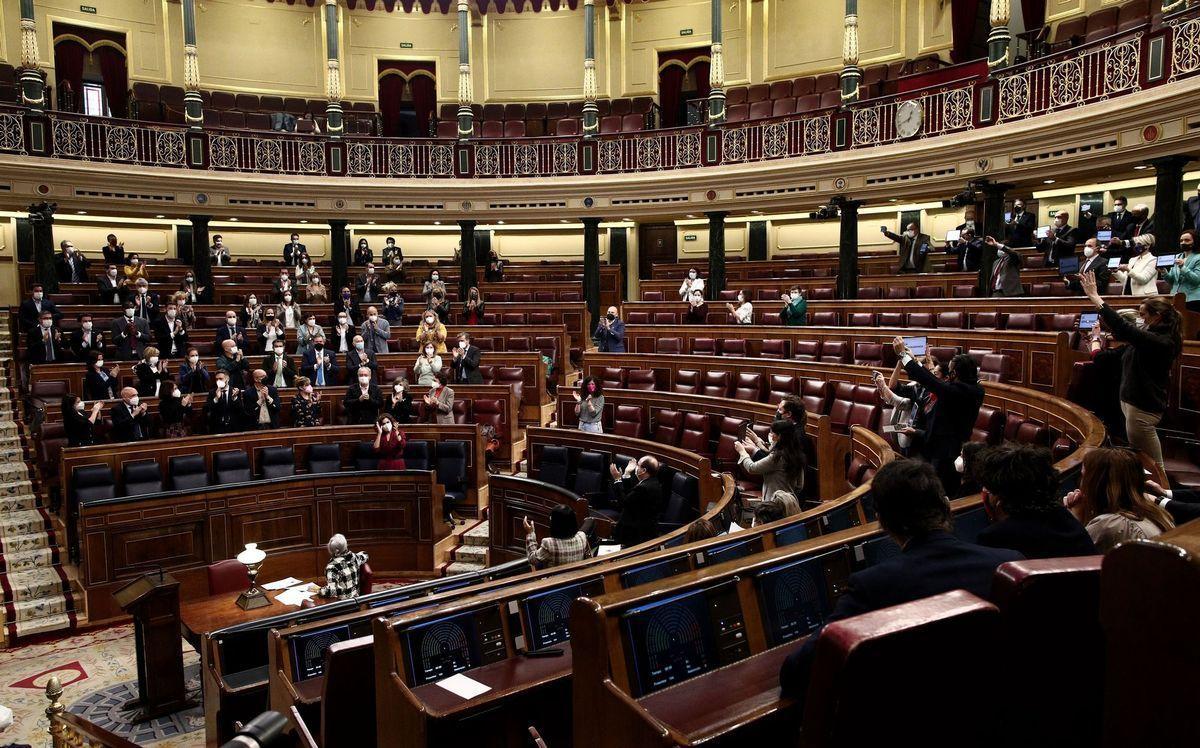 Varios diputados aplauden en el Hemiciclo del Congreso de los Diputados.