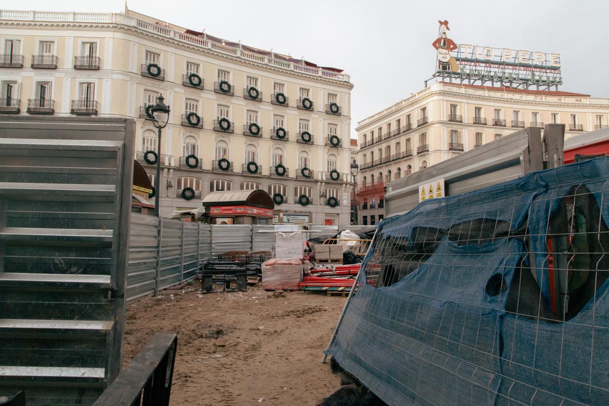 Obra actual en la Puerta del Sol con baldosas de granito de Granilouro
