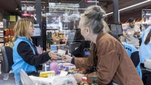 Una mujer hace la compra en un supermercado Caprabo de Barcelona