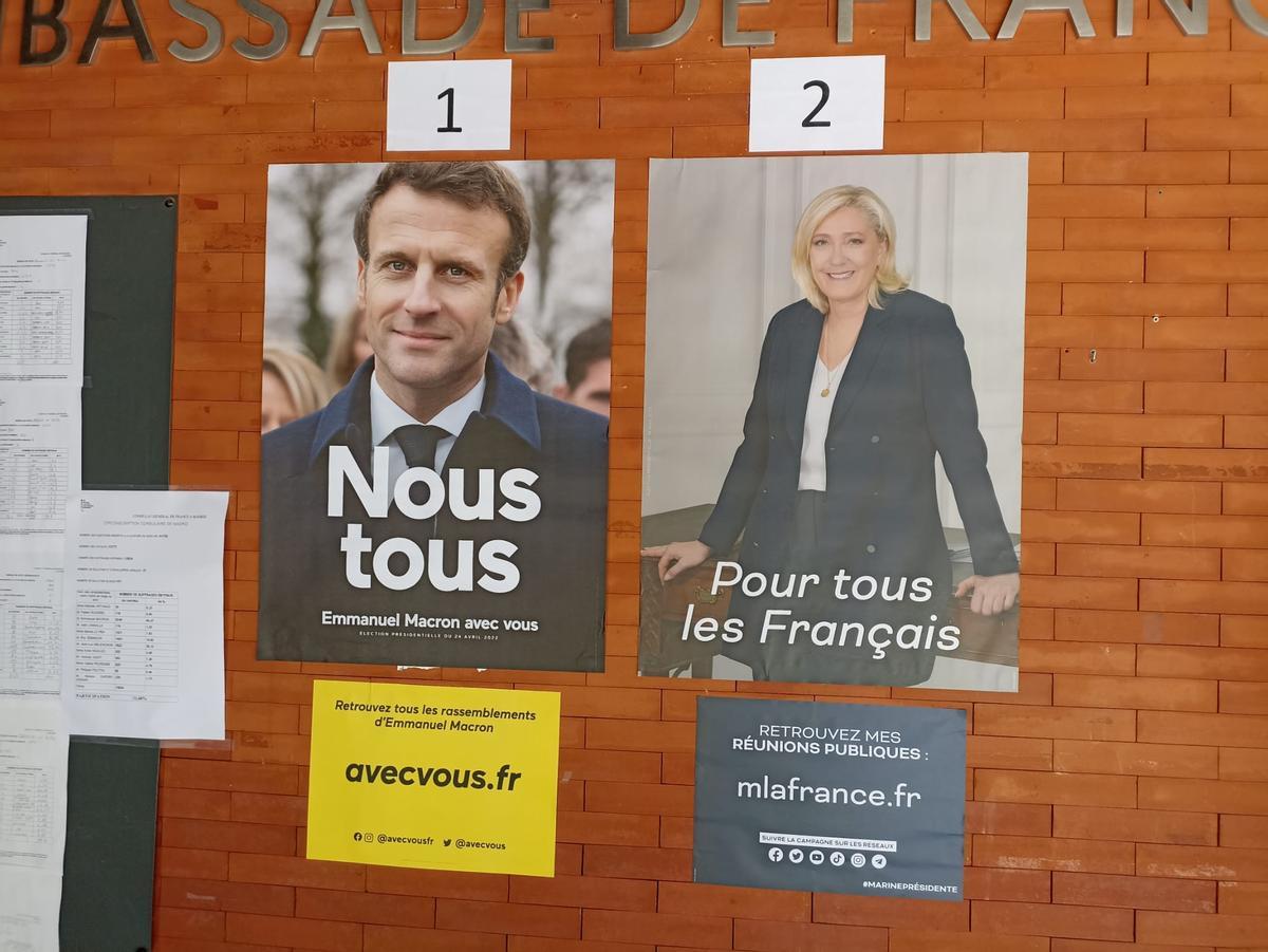 20 de abril de 2022.- Resultados de la primera vuelta de las elecciones francesas expuestos en la embajada francesa en Madrid