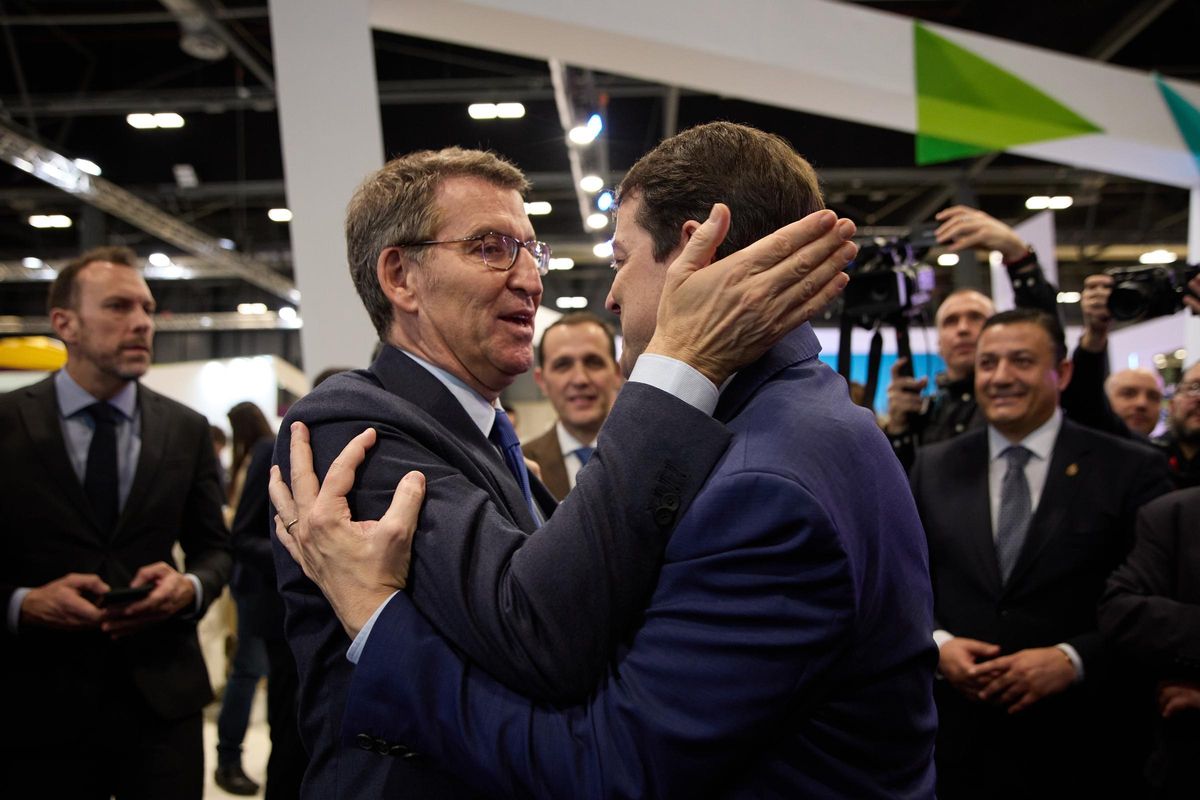 Albeto Núñez Feijóo y Mañueco se dan un abrazo en Fitur. EPC Albeto Núñez Feijóo y Mañueco se dan un abrazo en Fitur. EPC
