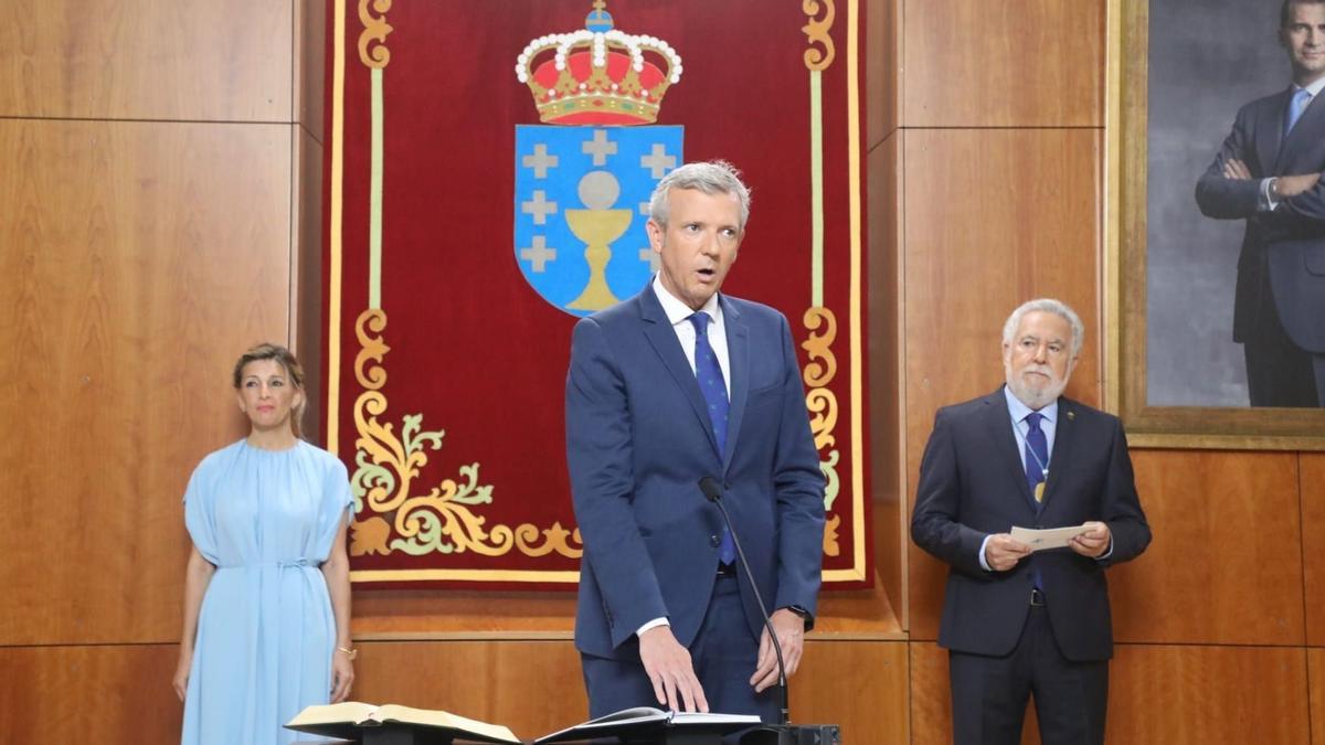 Alfonso Rueda toma posesión como nuevo presidente gallego ante la ministra de Empleo, Yolanda Díaz, y el presidente del Parlamento gallego, Miguel Santalices.