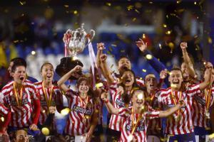 Las jugadoras del Atlético celebran la Copa de la Reina tras derrotar al Real Madrid.