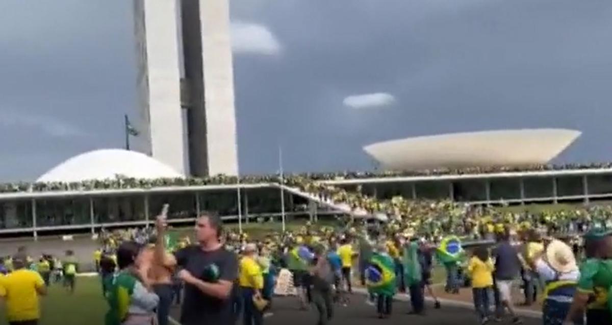 Una turba de simpatizantes de Bolsonaro asalta el Congreso Nacional de Brasil