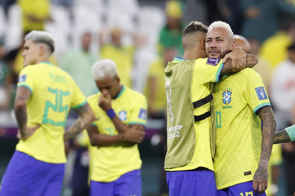 Los jugadores brasileños lloran tras caer eliminados en el Mundial de Qatar. Los jugadores brasileños lloran tras caer eliminados en el Mundial de Qatar.