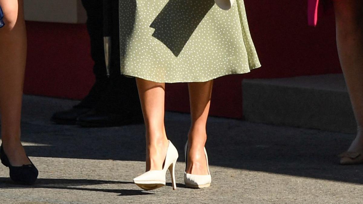 Detalle de los pies de la reina Letizia.